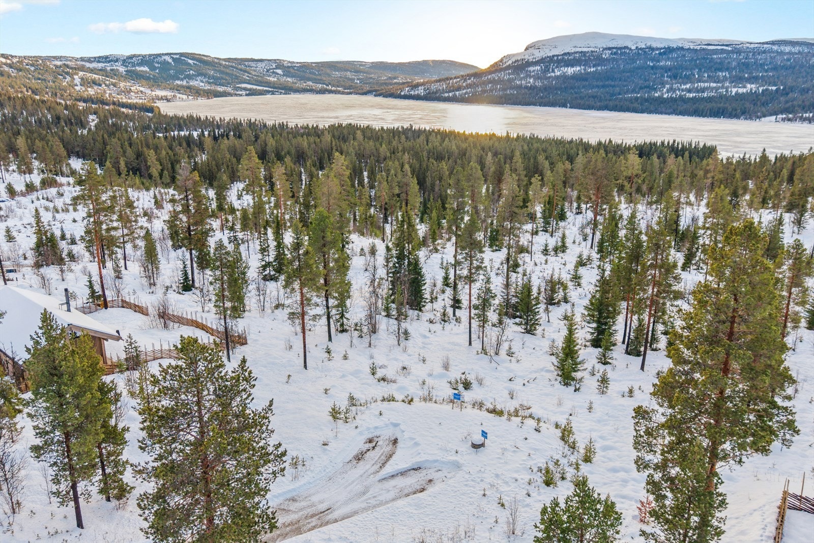 Fra eiendommen er det en vidstrakt utsikt mot fjellområdene i Jotunheimen og Rondane. Galleribilde