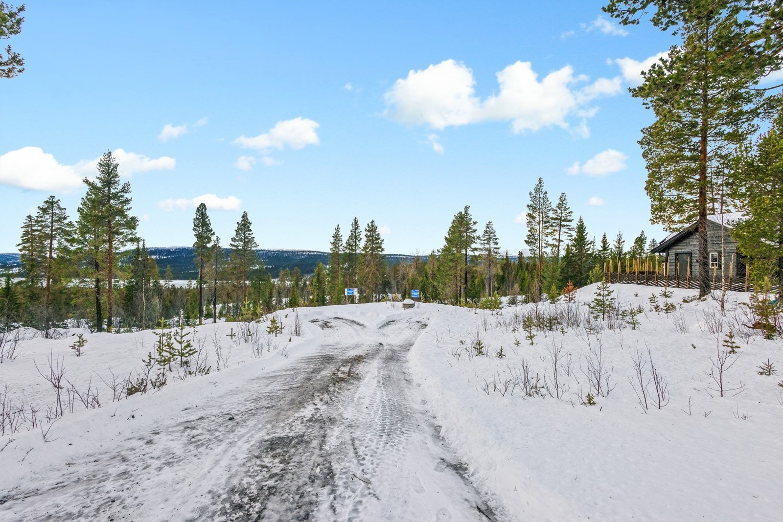 Området er kjent for det årlige friluftsteateret Peer Gynt på Gålå , en betydelig kulturopplevelse. Galleribilde