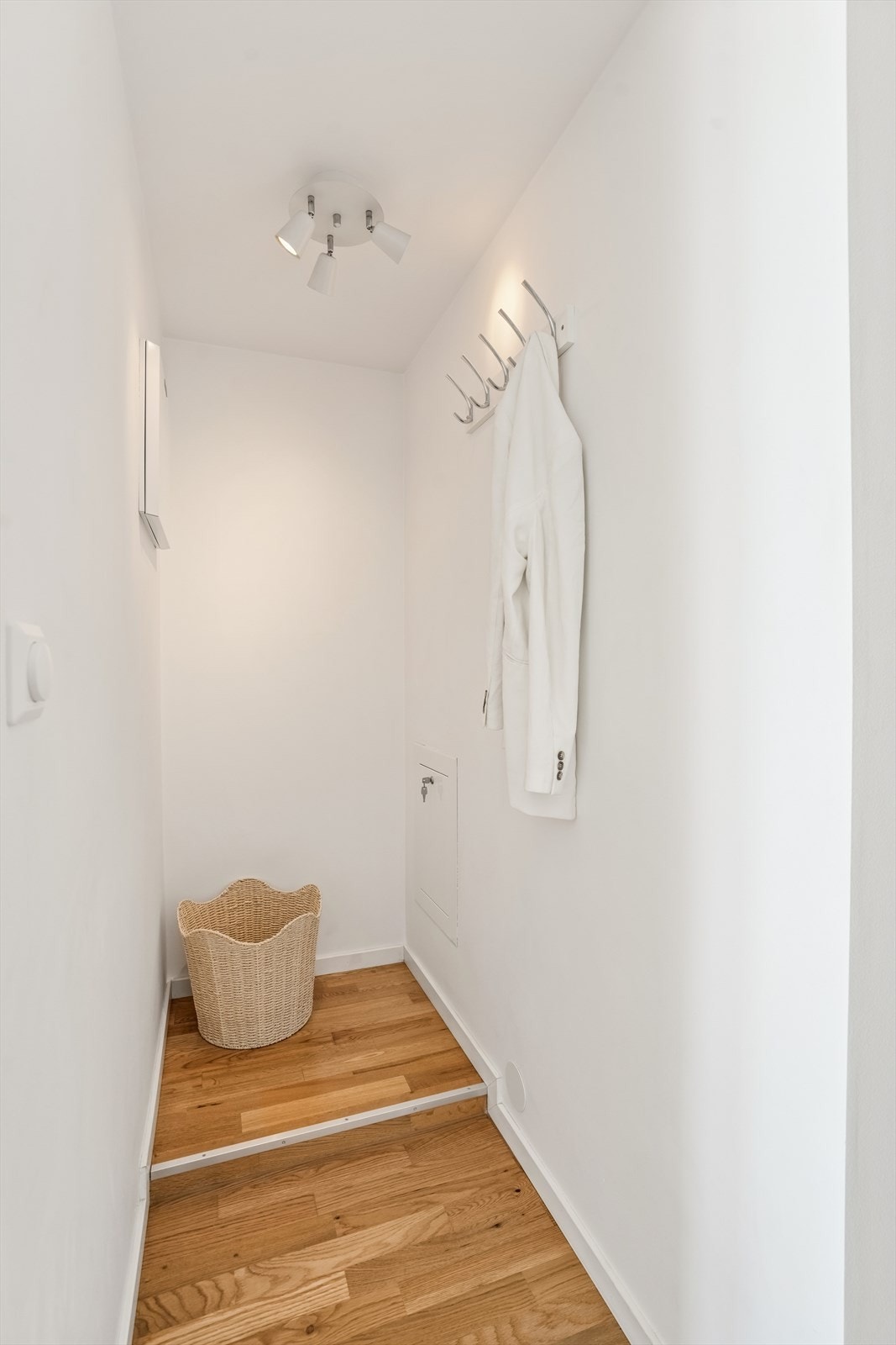 Leiligheten har ekstra lagringsplass til å henge fra seg yttertøy og sko. Galleribilde