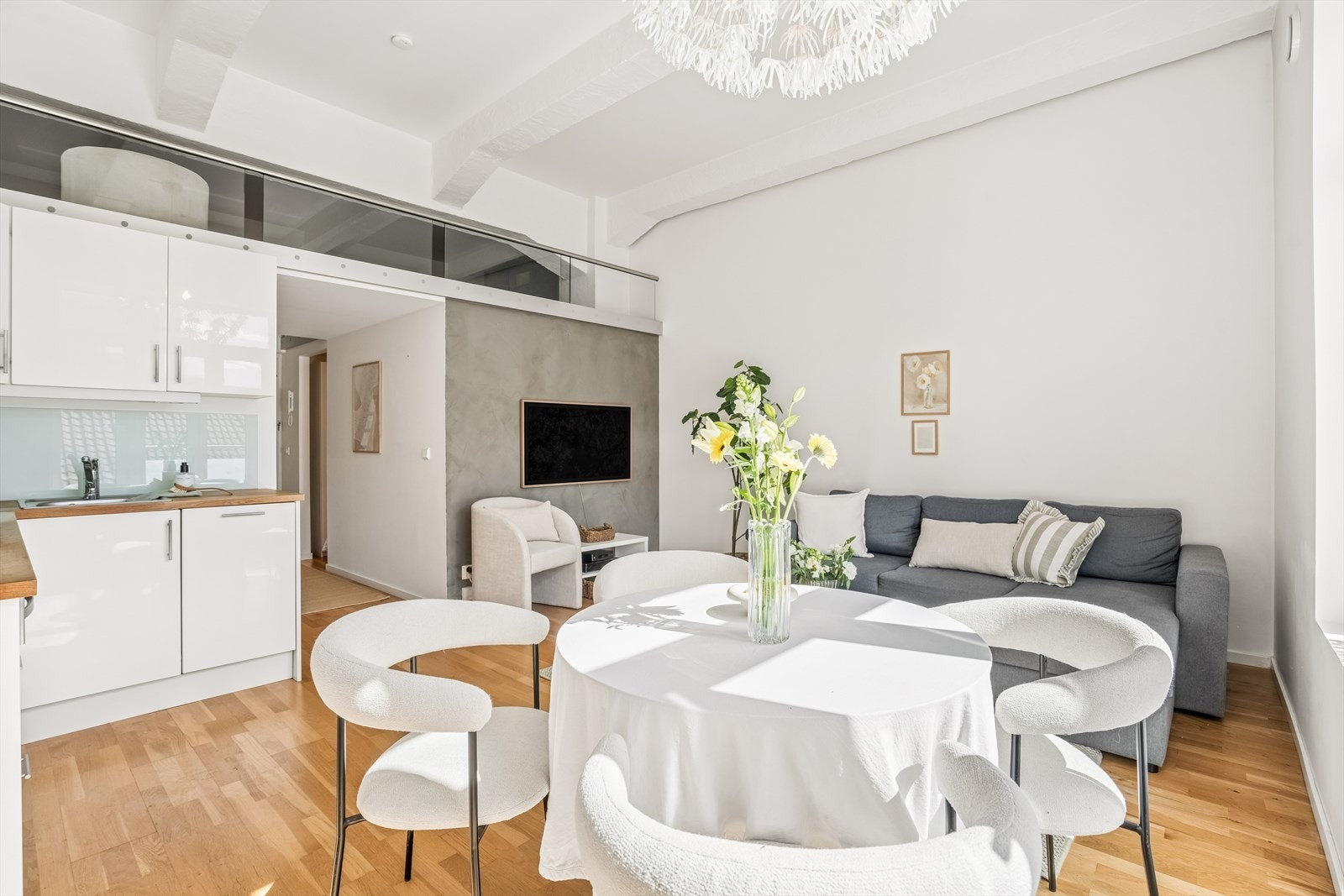 Stuen har praktisk plass til både spisebord og sofa. Galleribilde