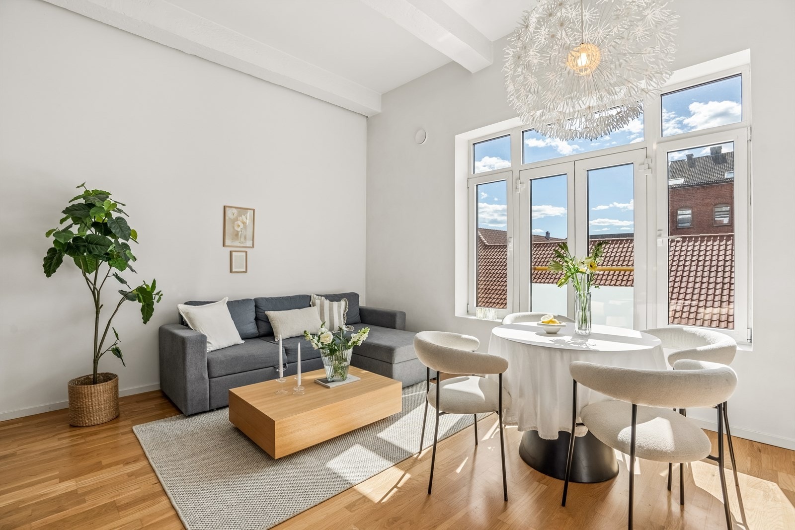 Stue og kjøkken er samlet i en åpen og funksjonell løsning. Galleribilde