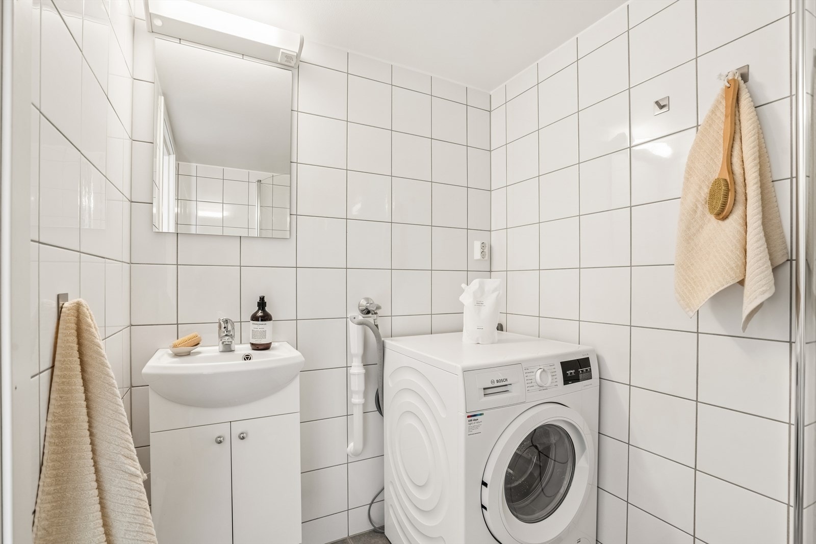 Badet er pent flislagt og utstyrt med gulvvarme. Galleribilde