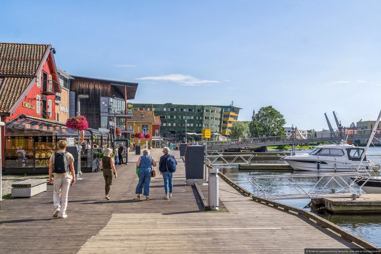Langs Tønsberg brygge finner du liv, båter og et stort utvalg av kafeer og restauranter. Galleribilde