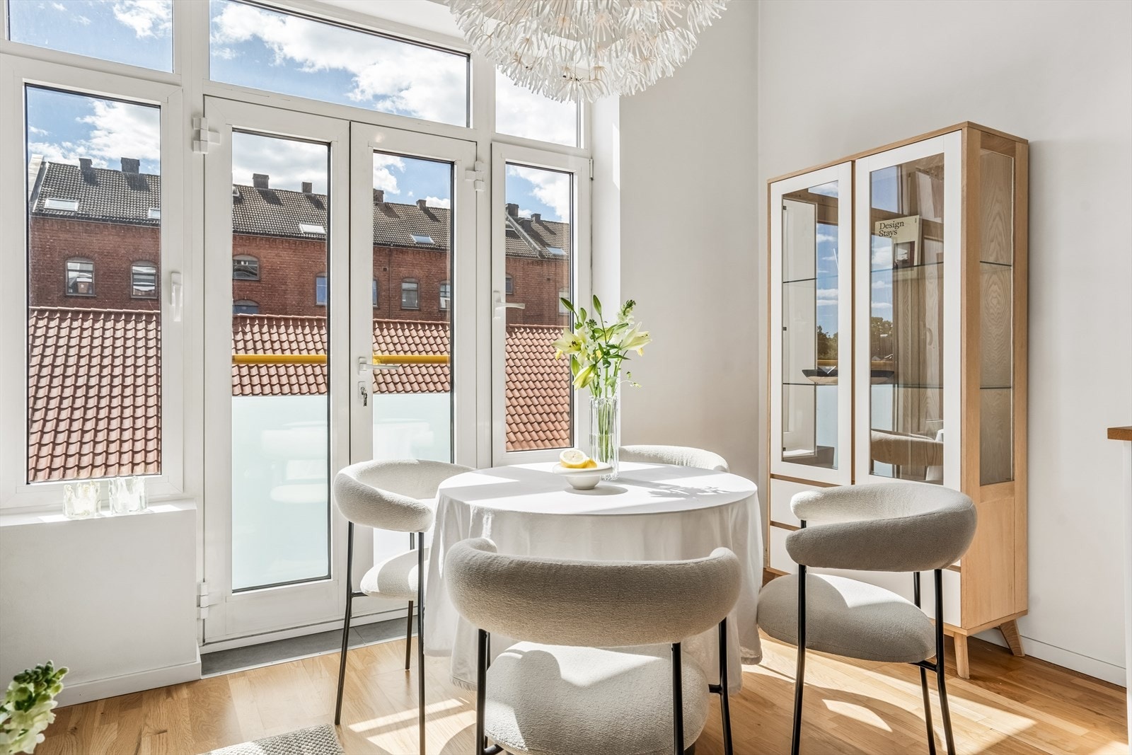 Den åpne løsningen gjør rommet fleksibelt, med en fin spiseplass til både jobb og måltider. Galleribilde
