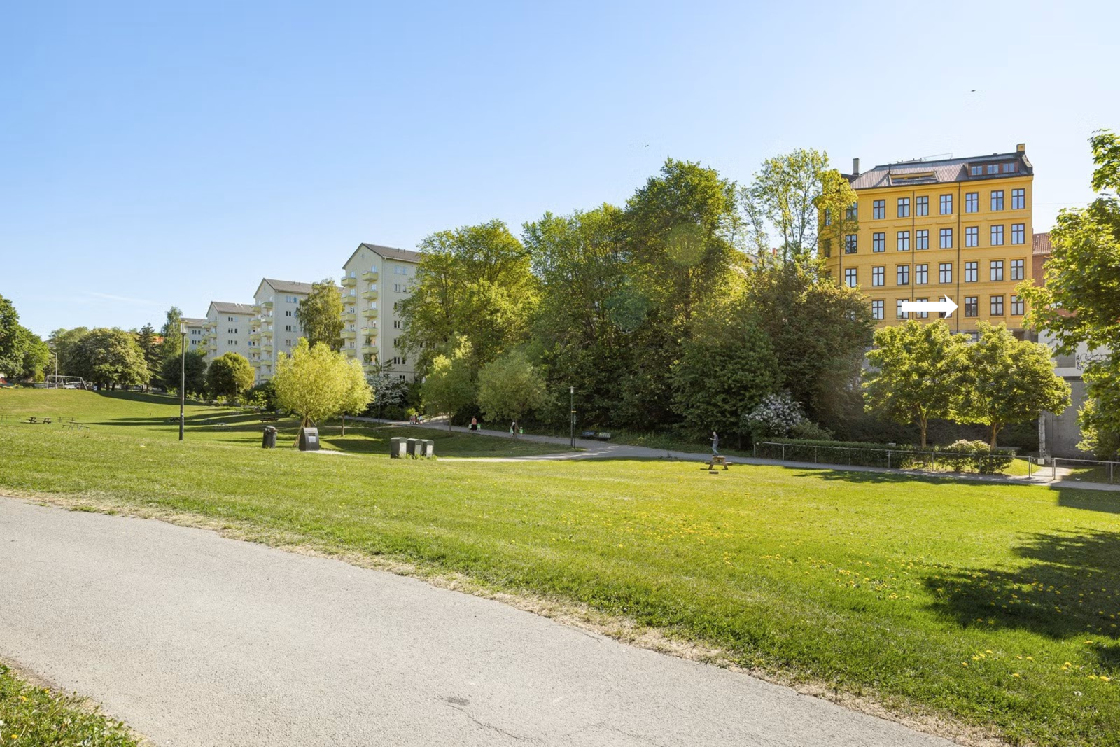 Leiligheten har en stille og tilbaketrukket beliggenhet - idyllisk plassert rett ved Iladalen, med Ilaparken som nærmeste nabo. Pilen viser leilighetens 3 vinduer, i 5.etasjes høyde Galleribilde