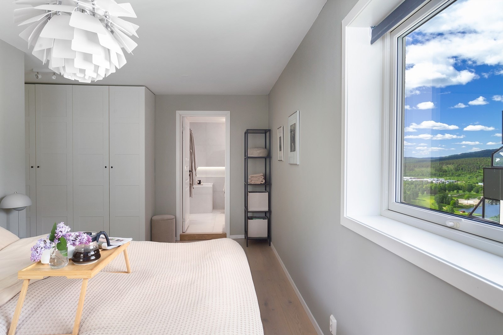 Rommet har i tillegg direkte tilknytning til eget baderom en suite med badekar. Dette gir hovedsoverommet en eksklusiv og komfortabel hotellfølelse. Galleribilde