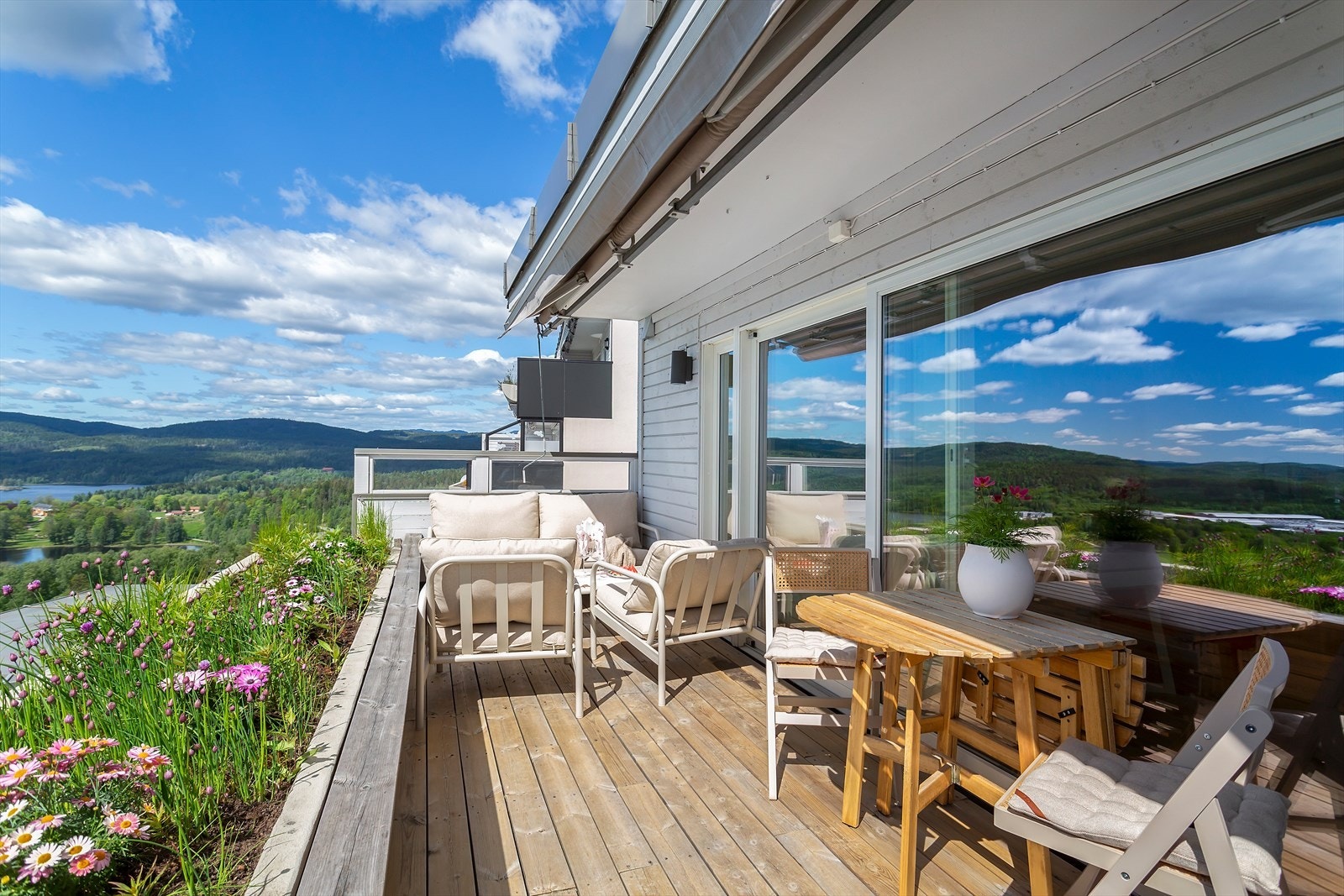 Fra stuen er det direkte utgang til en stor, vestvendt terrasse med storslått panoramautsikt og svært gode solforhold. Galleribilde