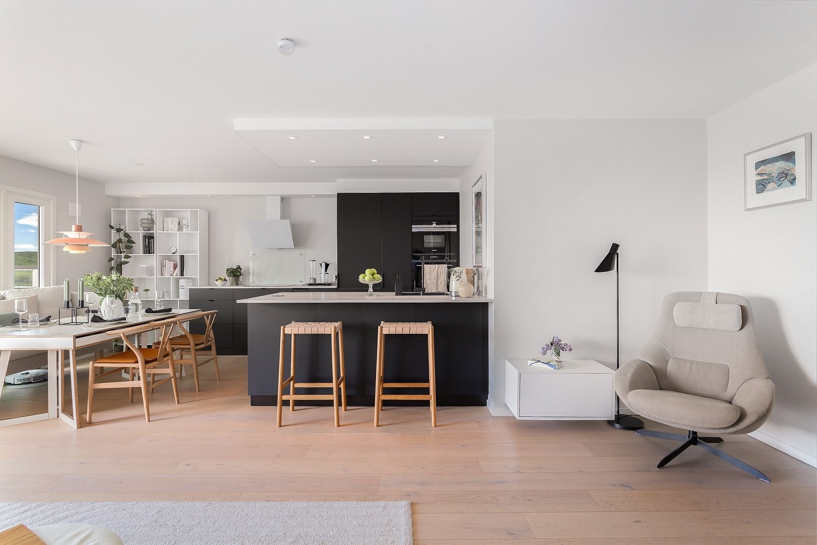 Kjøkkenet ligger i åpen løsning mot stuen og fremstår moderne og stilrent. Galleribilde