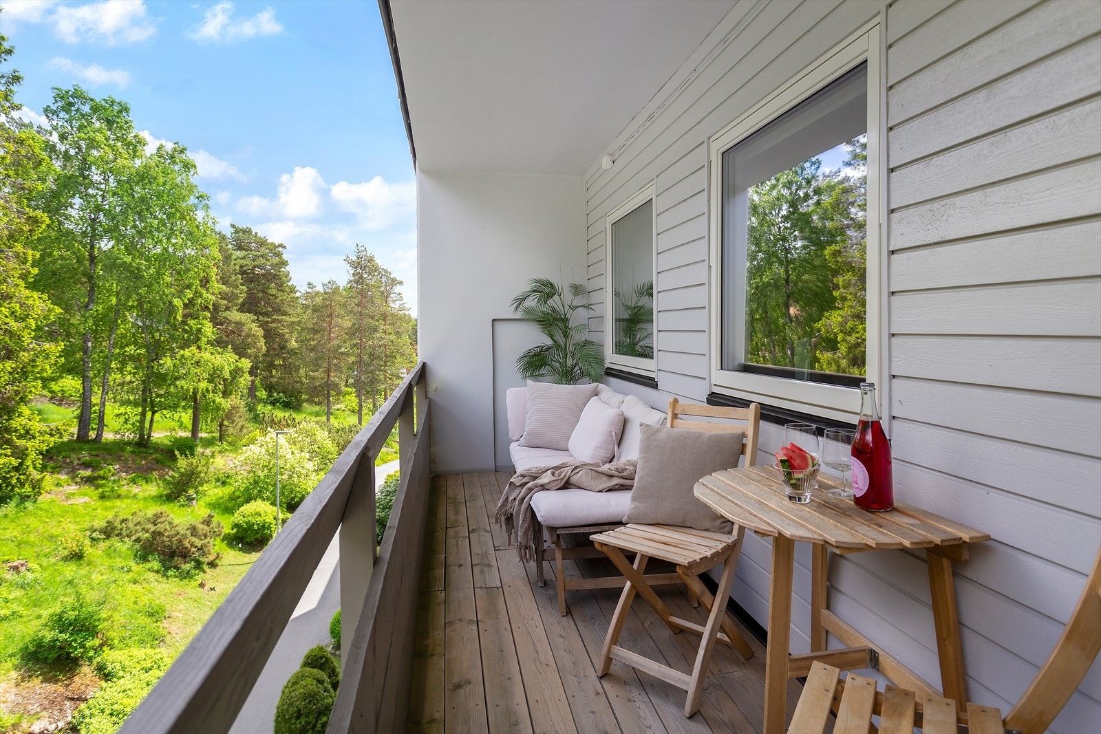 Fra hovedsoverommet er det direkte utgang til balkong/veranda med morgensol. Galleribilde