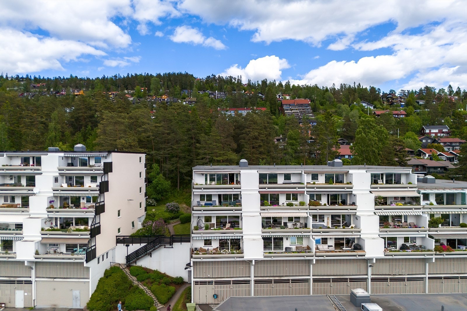 Området består i hovedsak av etablert boligbebyggelse med blokker, rekkehus og småhus, samt store grøntarealer mellom bebyggelsen. Galleribilde