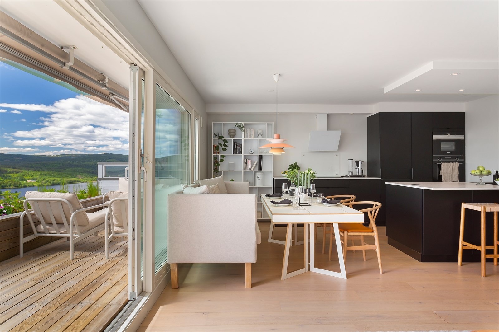 Kjøkkenet har kjøkkenøy, downlights i taket og en praktisk utforming med gode arbeidsflater. Galleribilde