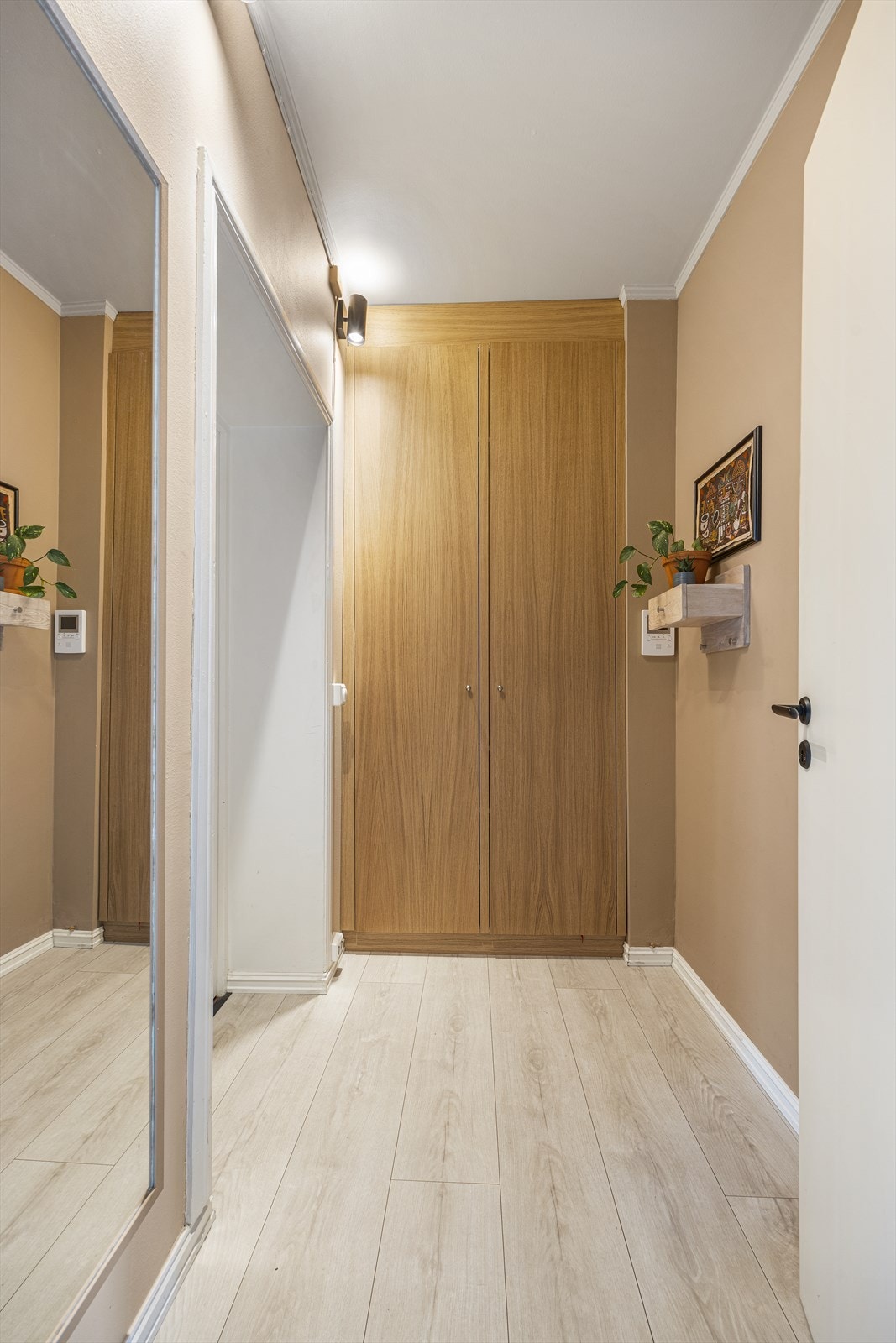 Leiligheten ønsker deg velkommen med en lys og innbydende entré som gir et godt førsteinntrykk av boligen. Galleribilde