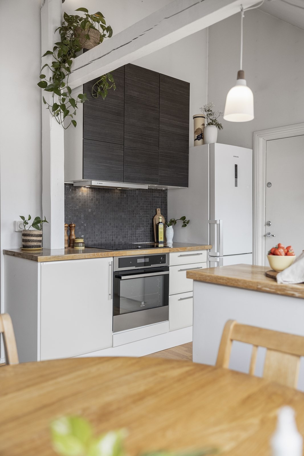 Kjøkkenet er utstyrt med integrerte hvitevarer som platetopp, stekeovn og oppvaskmaskin, samt plass til kjøle og fryseskap i egen nisje. Galleribilde