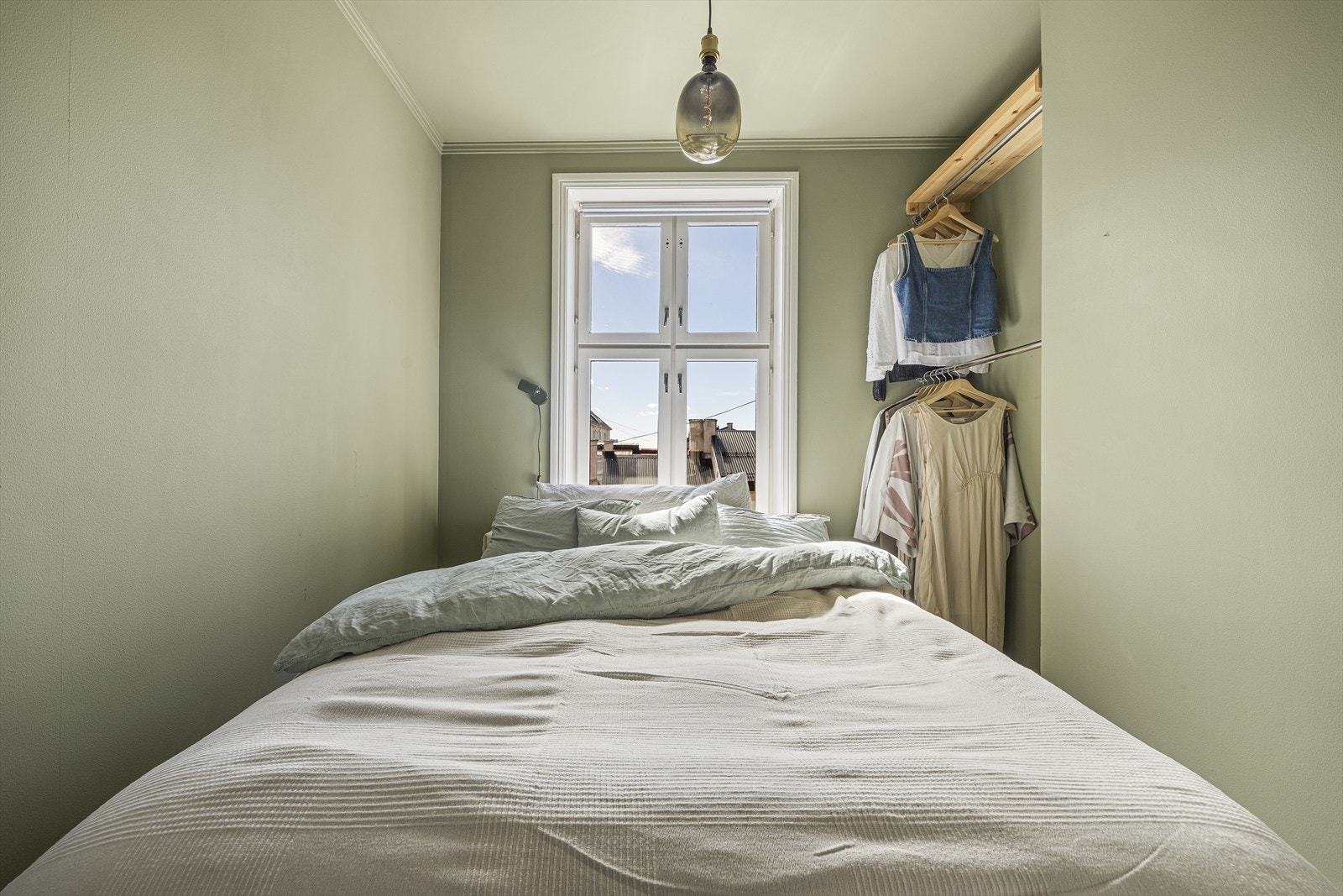Det store vinduet slipper inn godt med naturlig lys og gir et luftig preg. Rommet har plass til seng og praktisk garderobeløsning som utnytter arealet godt. Galleribilde