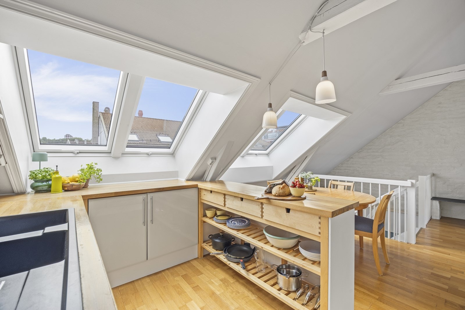 Her er det parkett på gulv og malte flater på vegger og himling, noe som skaper en varm og tidløs atmosfære. Galleribilde