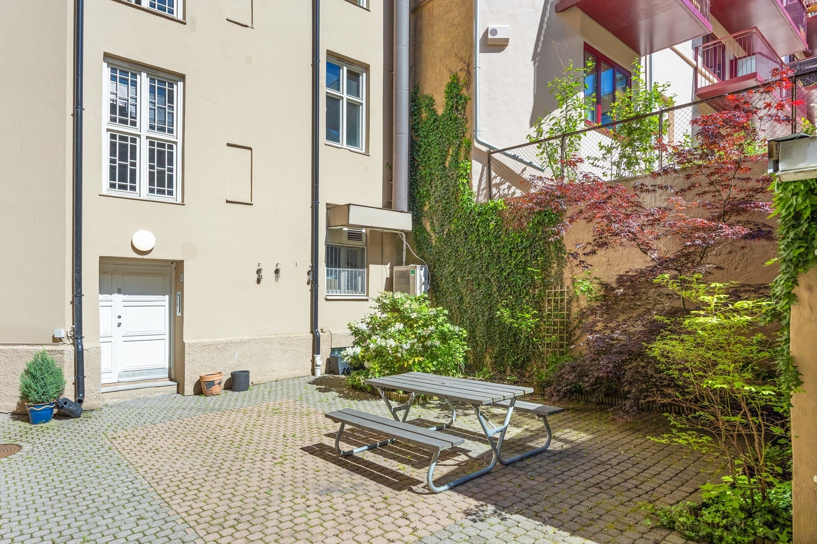 Med en attraktiv beliggenhet i Jens Bjelkes gate bor du midt i hjertet av Oslo, med alt du trenger rett utenfor døren, og samtidig en fredelig atmosfære som gir deg ro og trivsel i hverdagen. Galleribilde