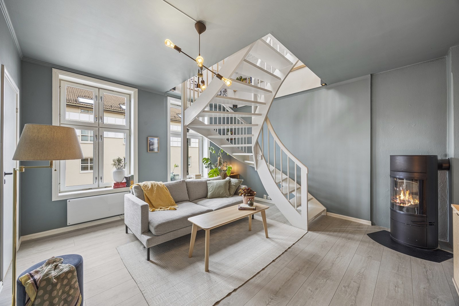 Innbydende og arealeffektiv 3-roms loftsleilighet over to plan med egen, privat terrasse. Galleribilde
