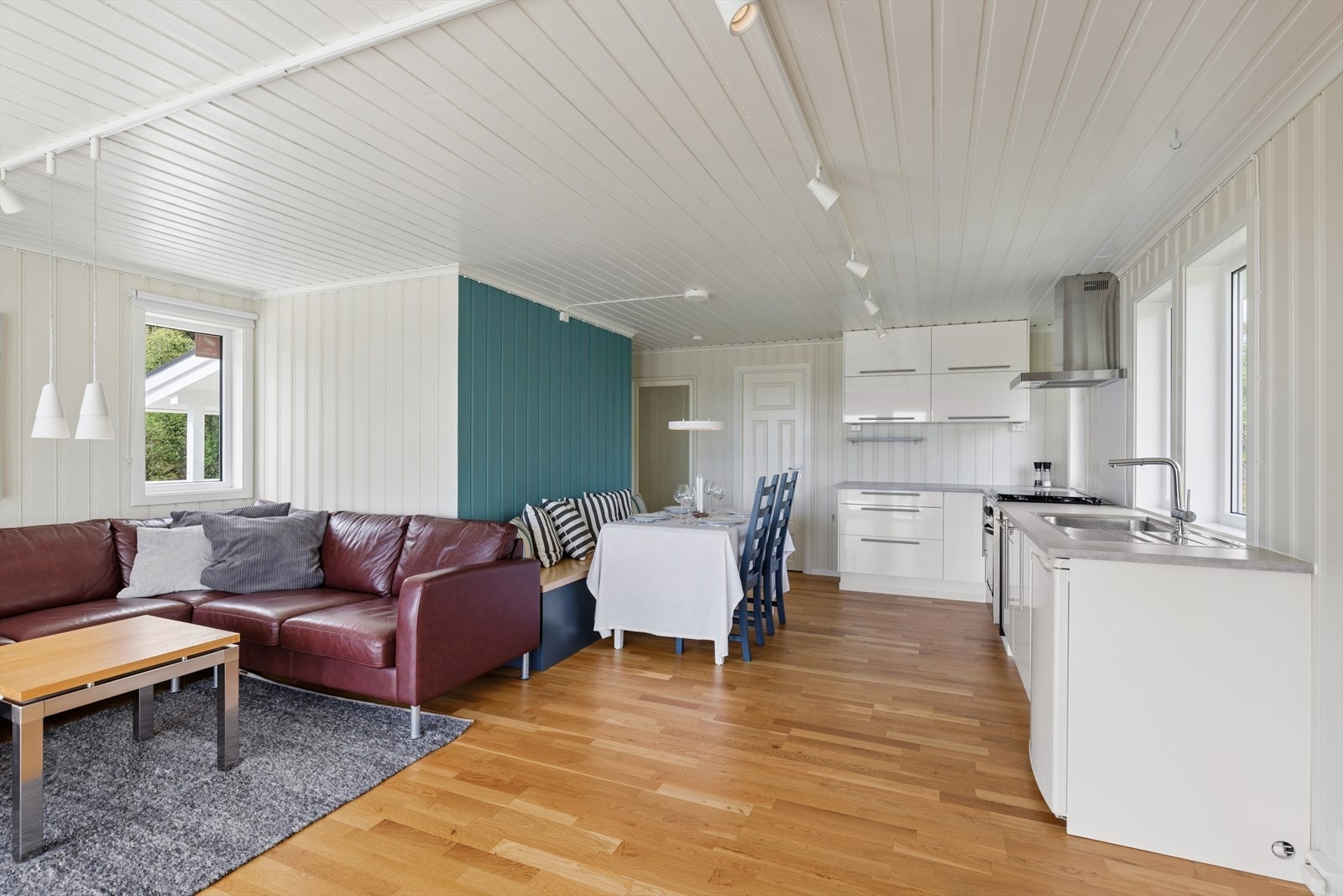 Planløsningen er praktisk og funksjonell med entré/gang, åpen stue- og kjøkkenløsning, bad og 3 soverom. Galleribilde