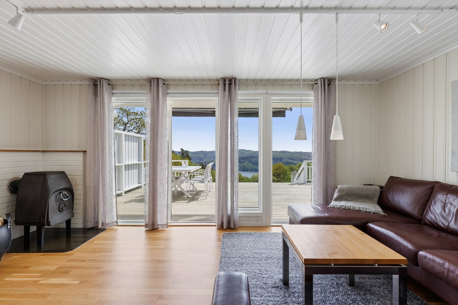 Nydelig utsikt fra stuen - her kan lange sommerdager nytes! Galleribilde