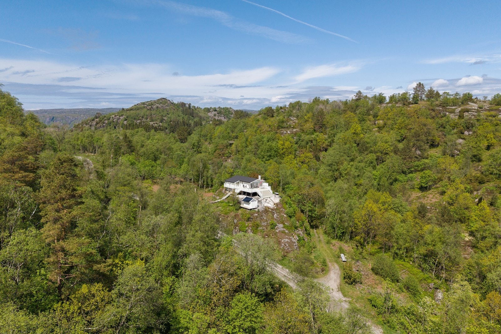Tomten ligger naturskjønt til på fjellgrunn med flotte uteområder, gode parkeringsmuligheter og direkte nærhet til turterreng, fiskevann og naturopplevelser året rundt. Galleribilde