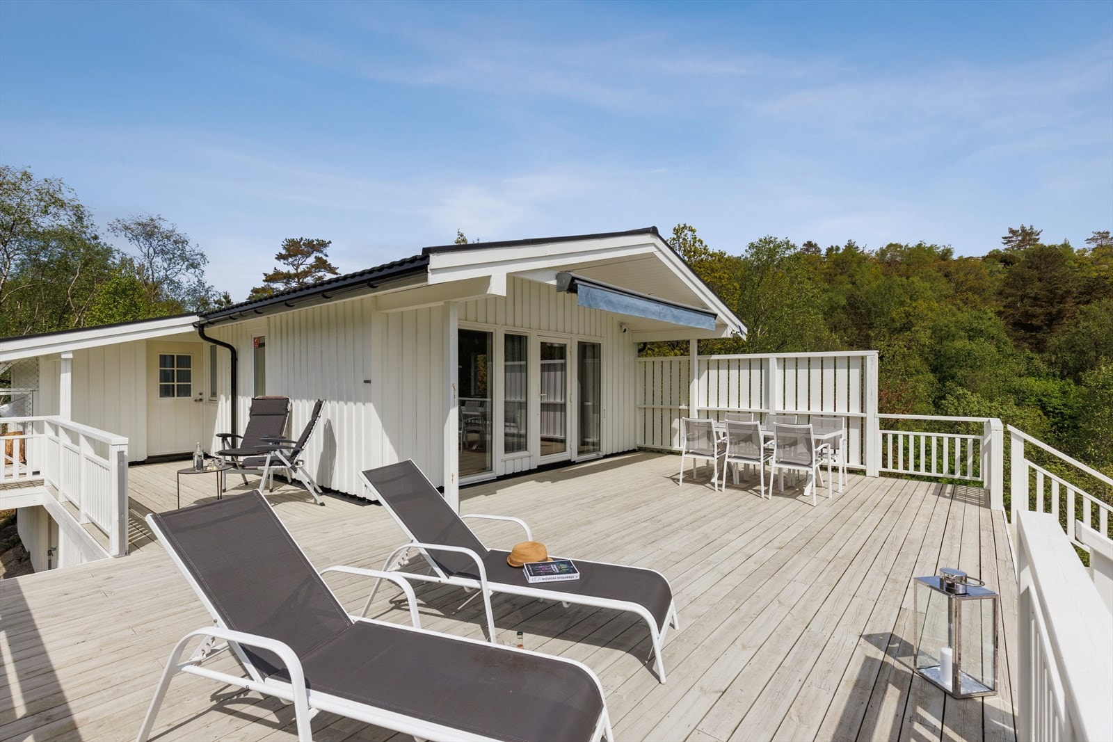 Terrassen er et av hyttens store høydepunkter og er på ca. 56 kvm, med fantastisk utsikt mot Rosfjorden, rolige naturomgivelser og svært gode solforhold fra morgen til kveld. Galleribilde