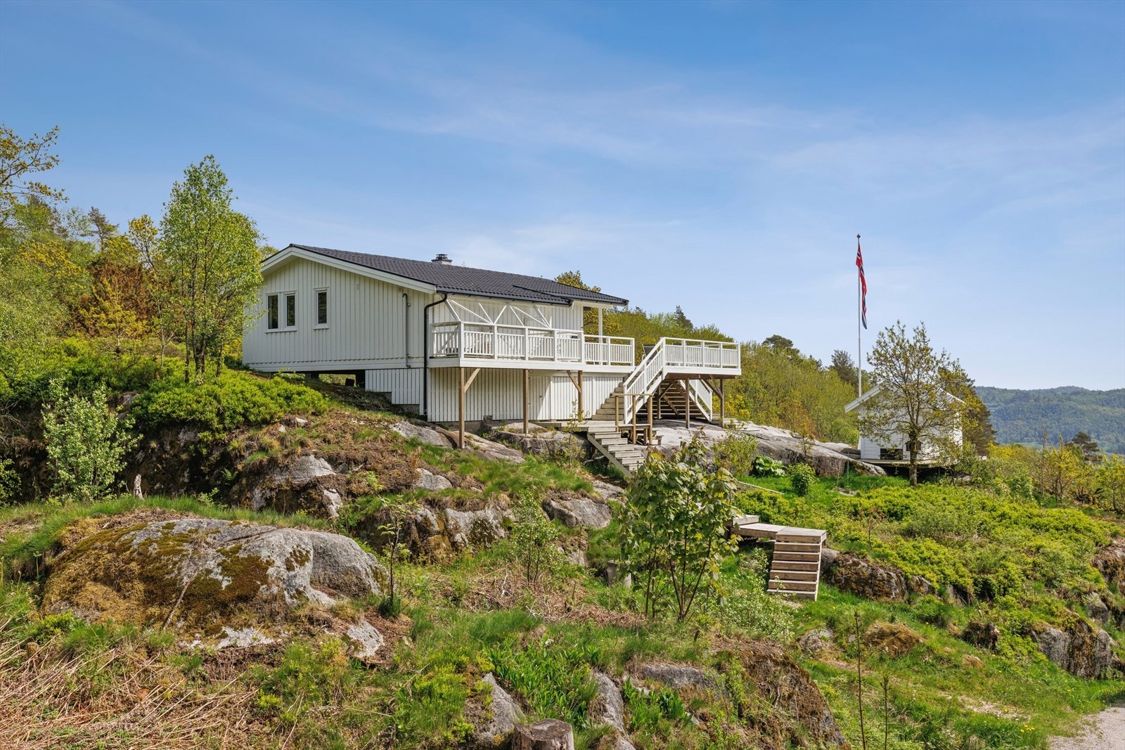 Hytten ligger høyt og fritt til omgitt av vakker sørlandsnatur, med fantastisk utsikt mot Rosfjorden og svært gode solforhold fra morgen til kveld. Galleribilde