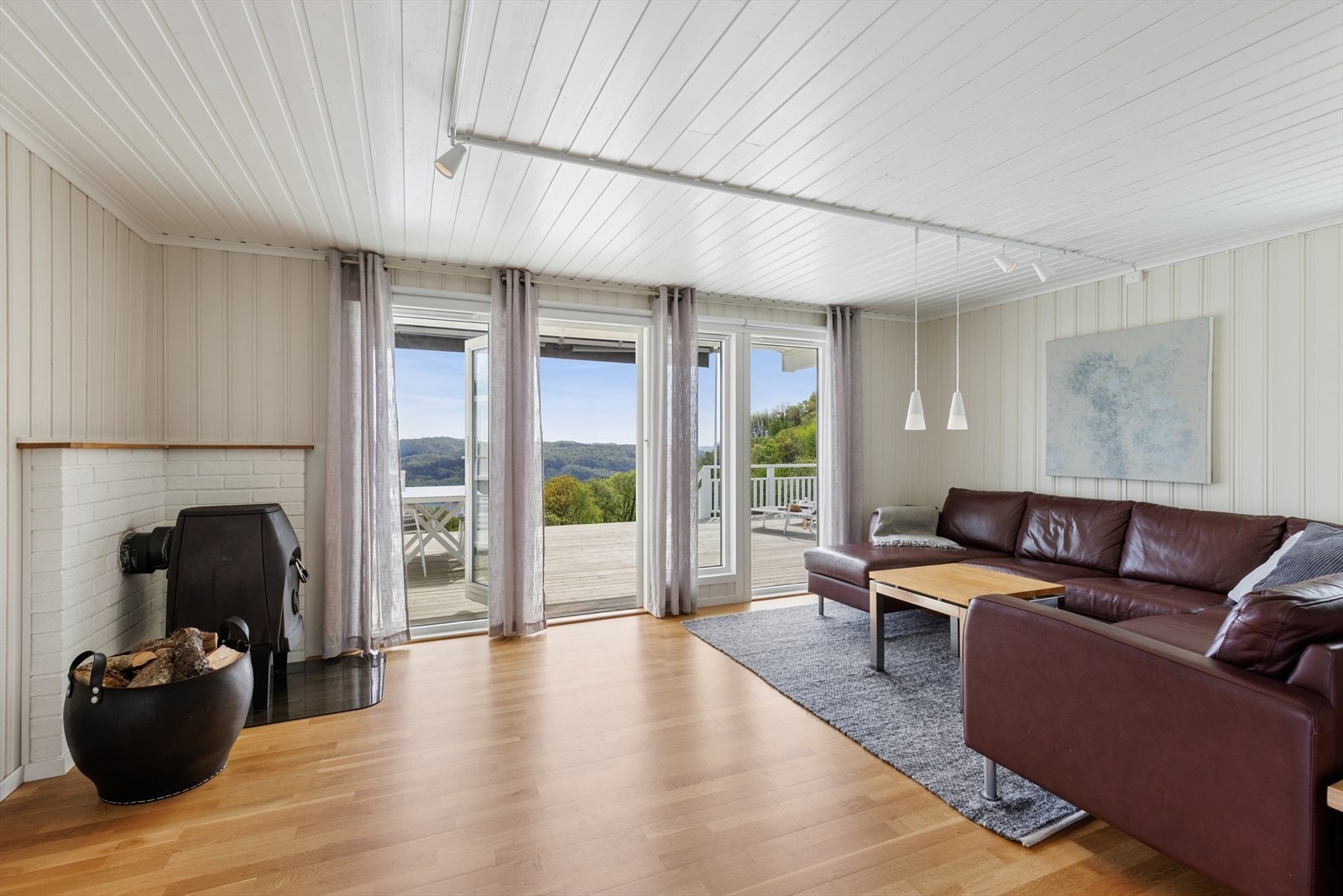 Stuen fremstår lys og innbydende med gode vindusflater som slipper naturen og utsikten inn. Galleribilde