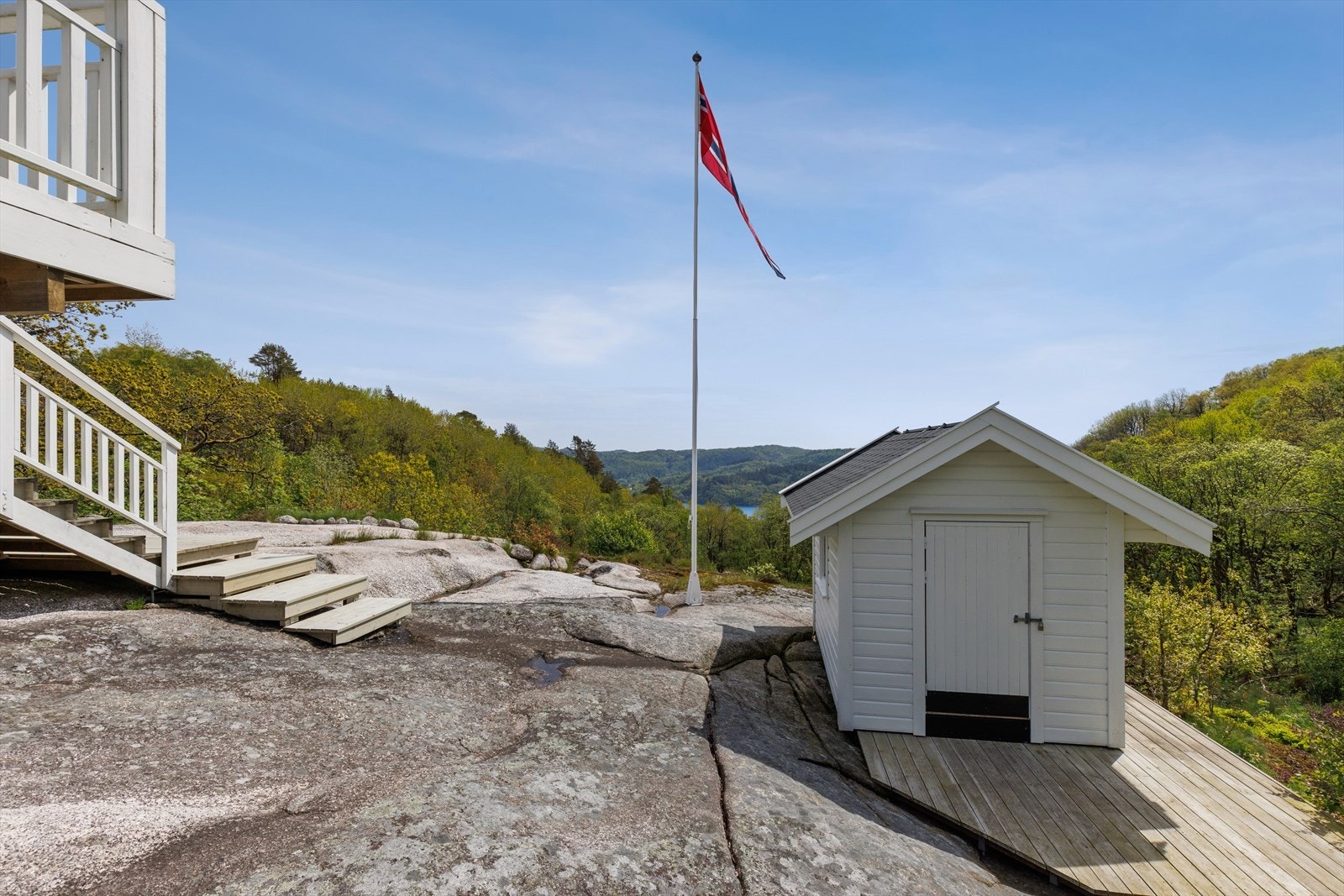 På eiendommen står også en frittstående utebod/redskapsbod på ca. 6 kvm oppført i 2021. Galleribilde