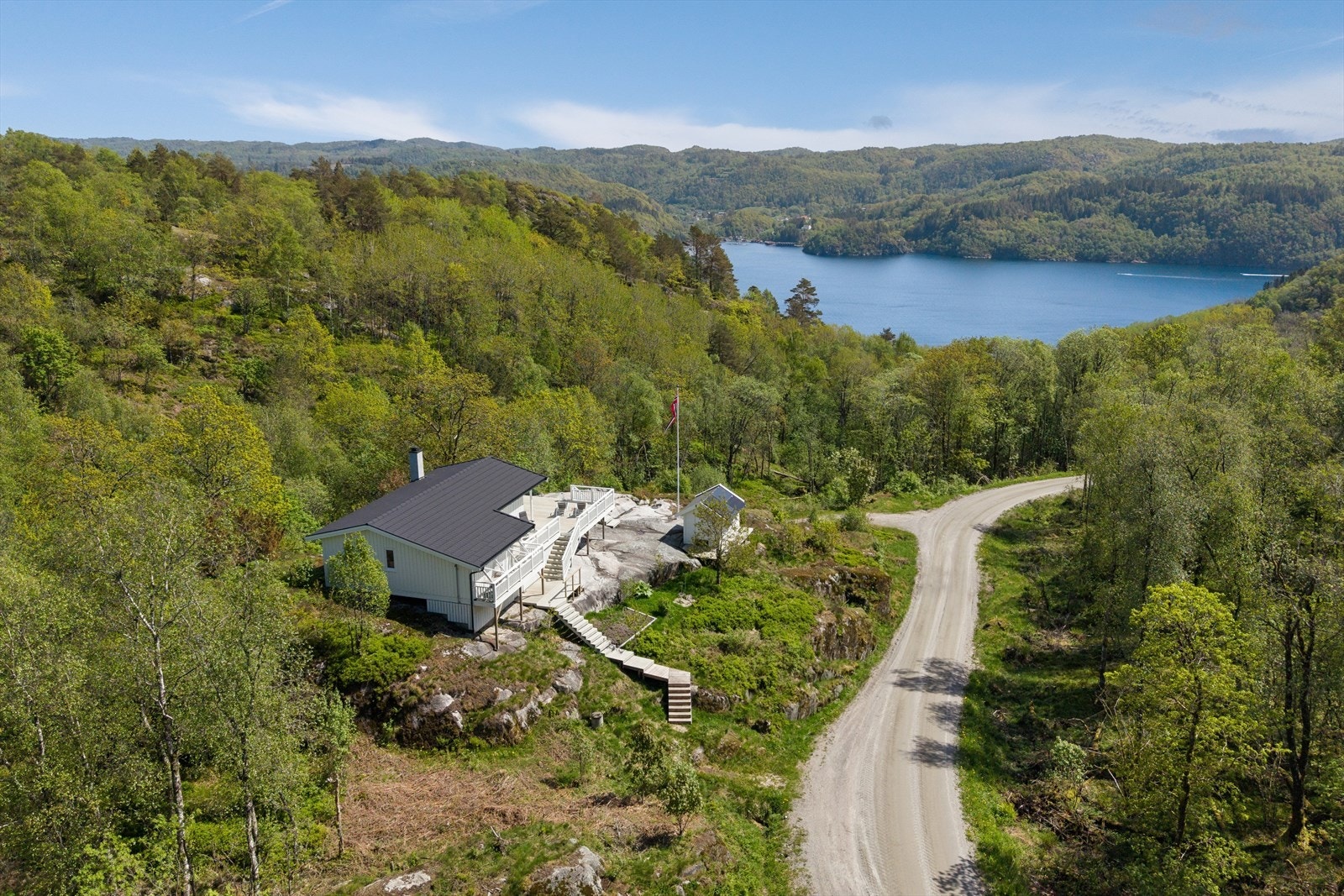 Her får man følelsen av å være midt i naturen, samtidig som det er bilvei helt frem og offentlig brøytet vei året rundt. Galleribilde