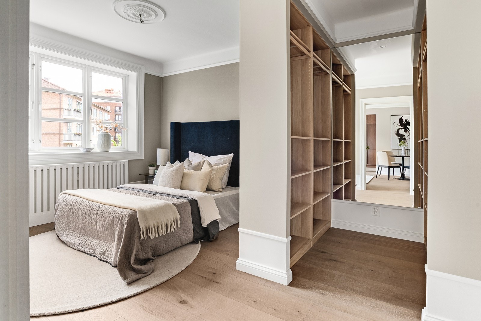 En stor og tilbaketrukket masteravdeling med walk-in og eget bad Galleribilde