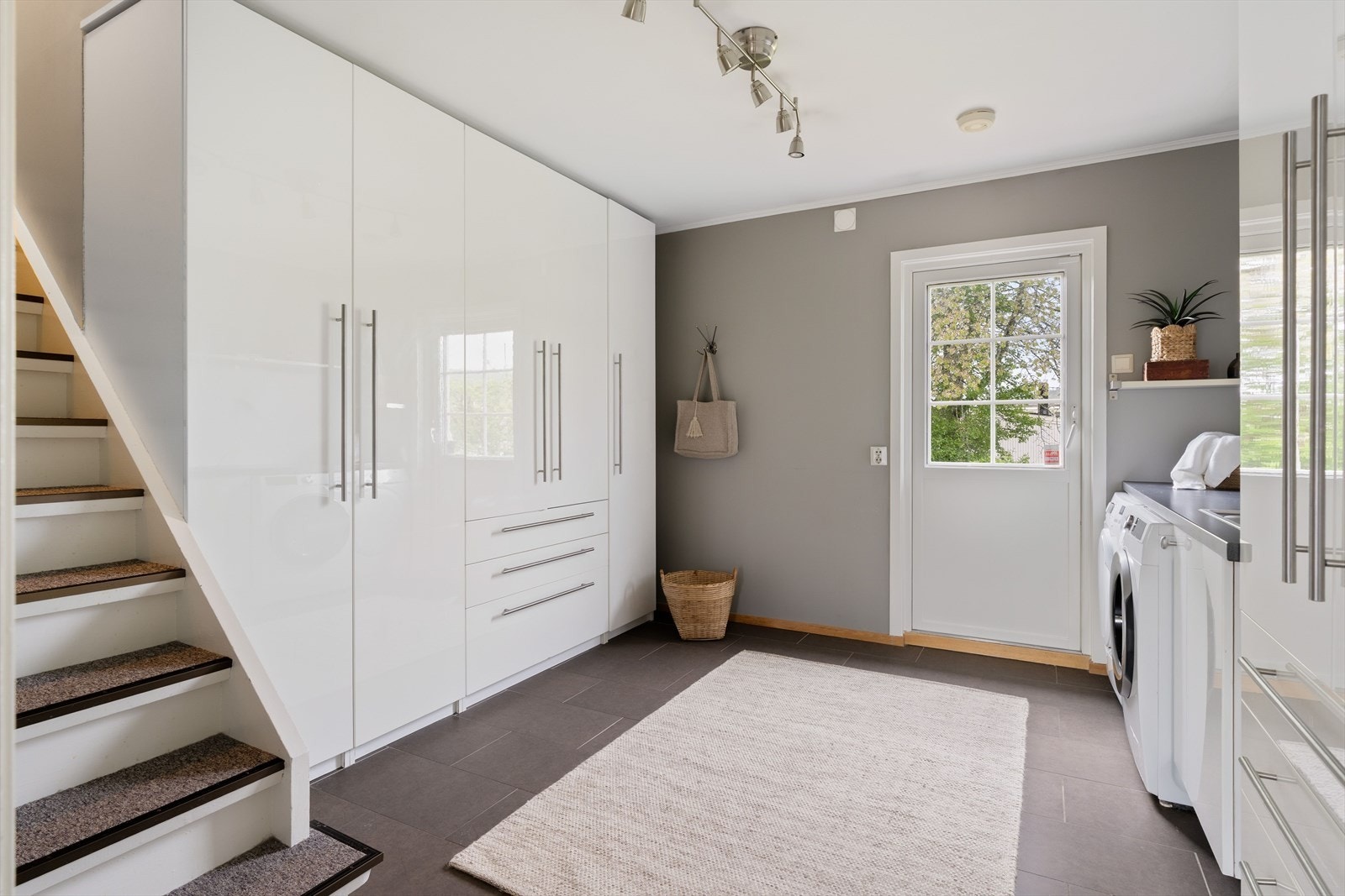 Vaskerommet har en praktisk innredning med servant og plass til både vaskemaskin og tørketrommel. Galleribilde