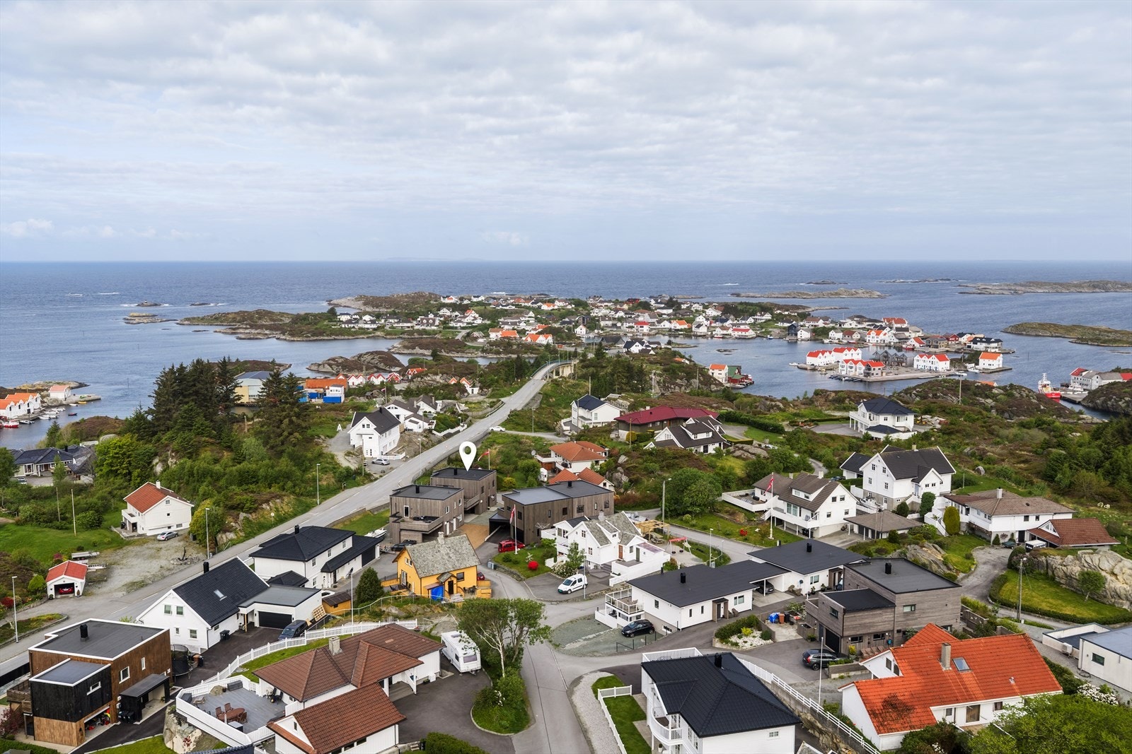 Boligen har en flott beliggenhet på hjørnetomt med fin utsikt og gode solforhold. Galleribilde