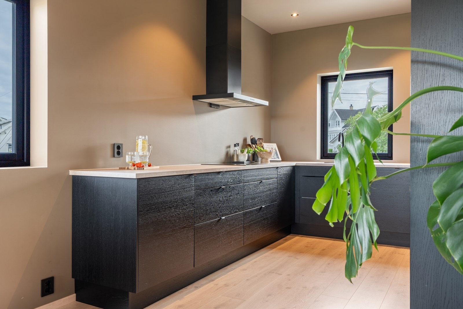 Laminat benkeplate med underlimt servant og nedfelt platetopp gir et helhetlig og funksjonelt uttrykk. Galleribilde