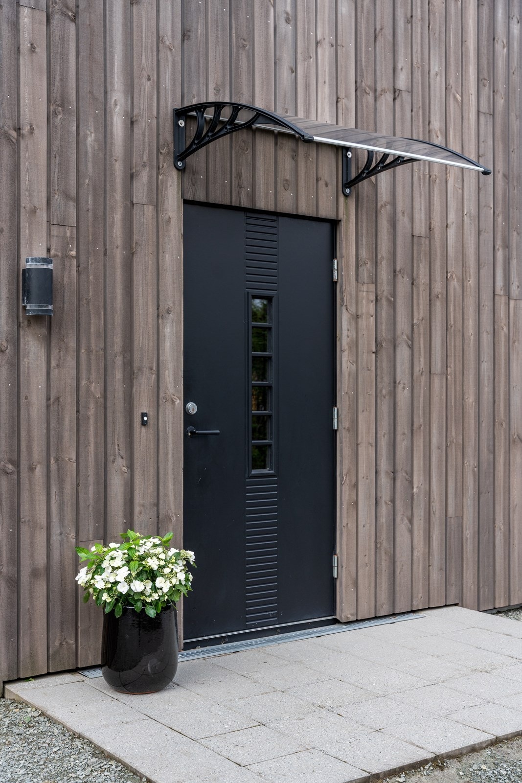 Boligens inngangsparti med parkeringsmuligheter like utenfor døren. Her ønskes man velkommen inn i en moderne og flott bolig med gjennomført standard og gode løsninger. Galleribilde