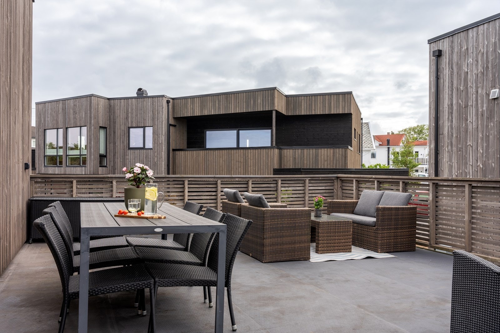 Fra stuen er det utgang til en stor terrasse med gode solforhold. Galleribilde