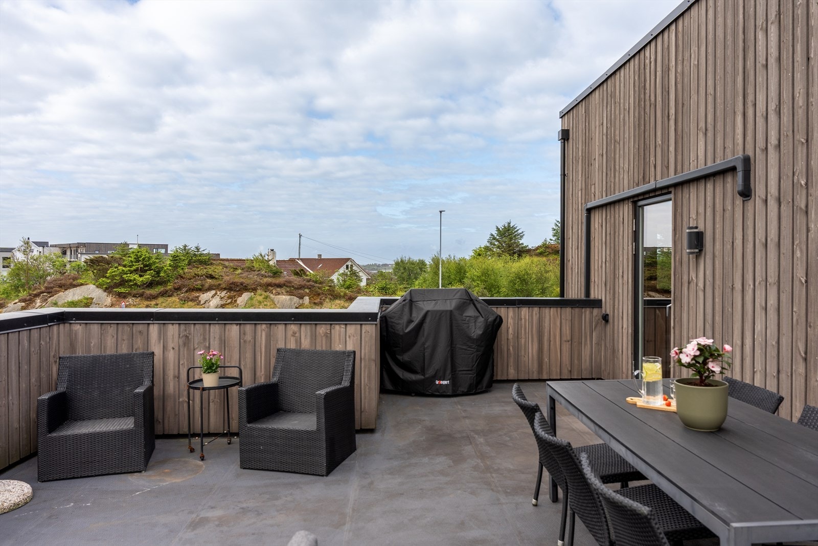 Stor og kjekk terrasse fra stuen. Galleribilde