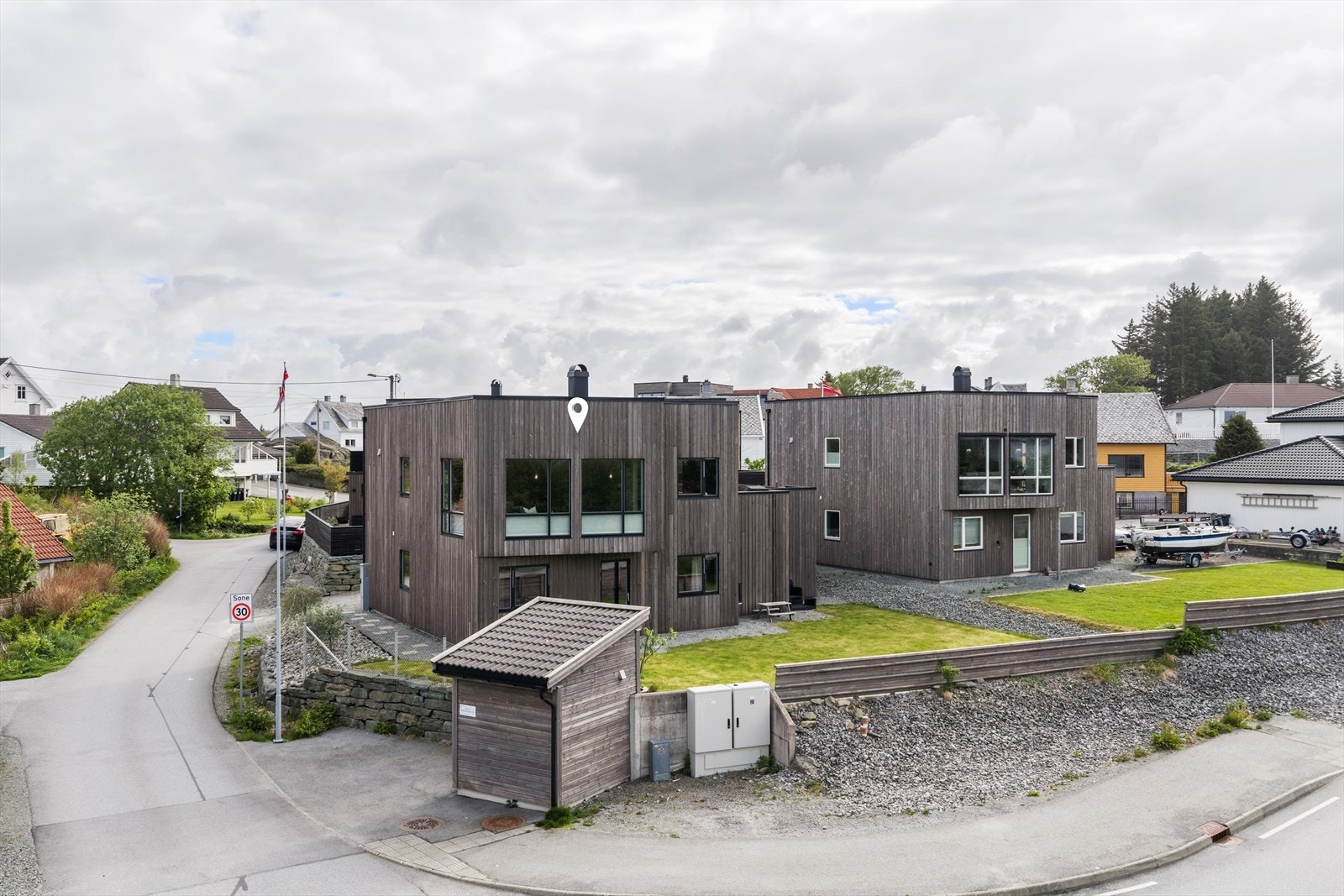 Her får du en nyere og svært innholdsrik enebolig over to plan med moderne og gjennomgående fine løsninger. Galleribilde
