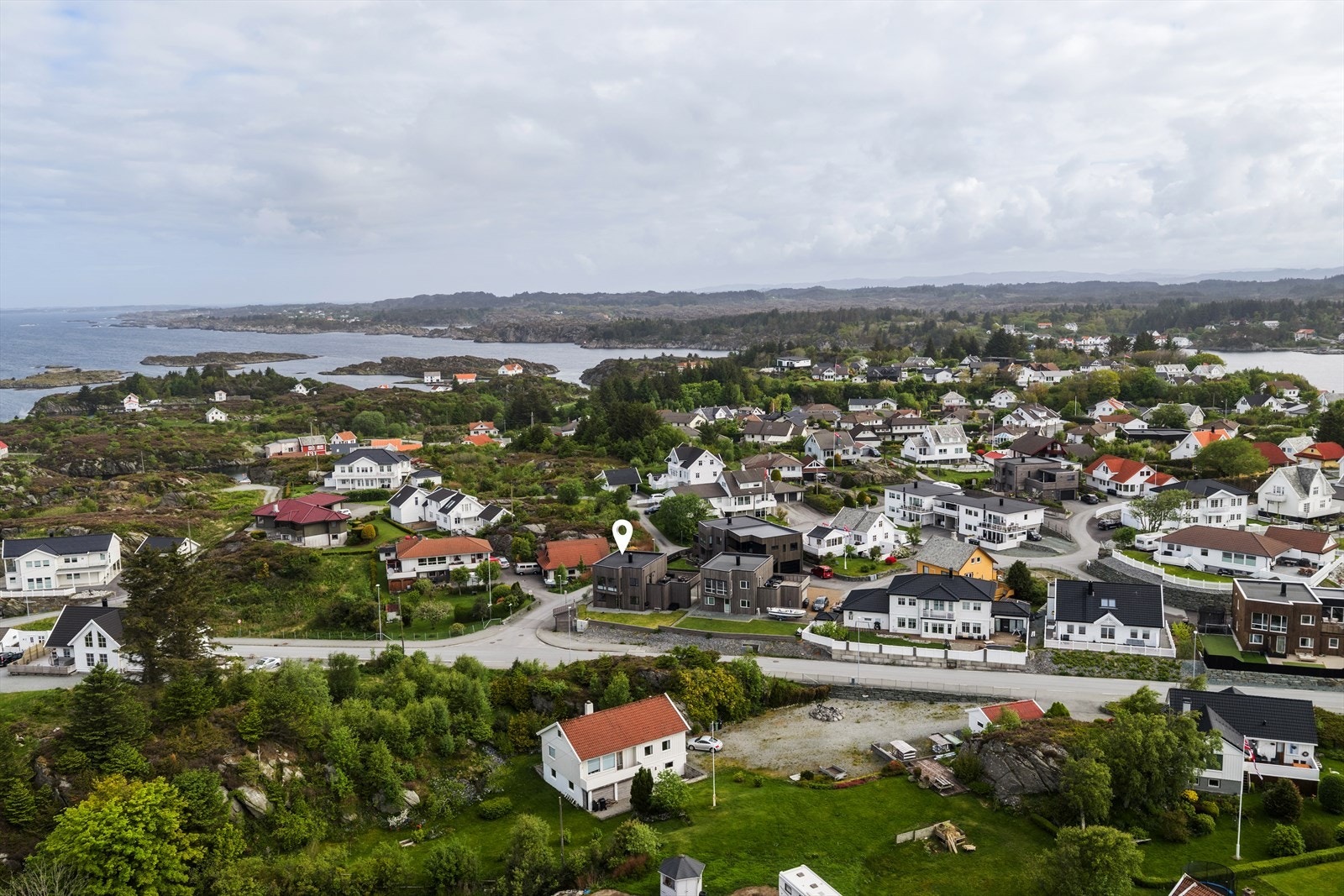 I tillegg er det kort vei til sjøen og flotte turområder, med fine muligheter for både rekreasjon og friluftsliv året rundt. Galleribilde