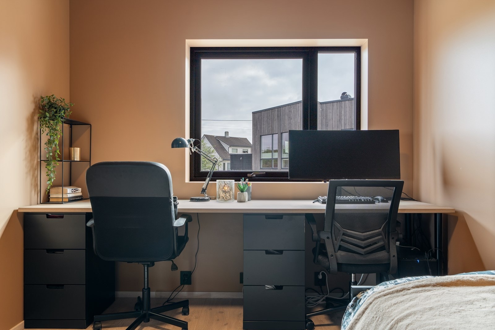 Praktisk soverom i 2. etasje som passer perfekt som kontor, gjesterom eller hovedsoverom for deg som ønsker alt på ett plan. Galleribilde