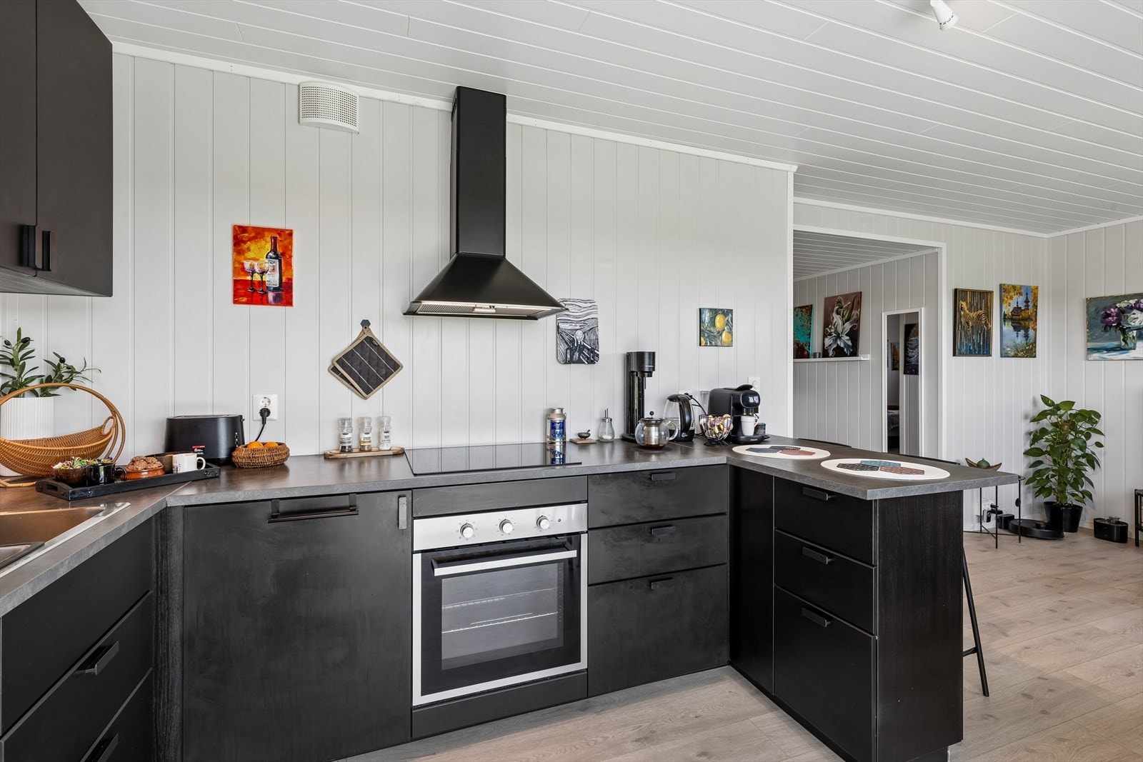 Kjøkkenet i utleiedelen har profilerte fronter og laminat benkeplate. Galleribilde