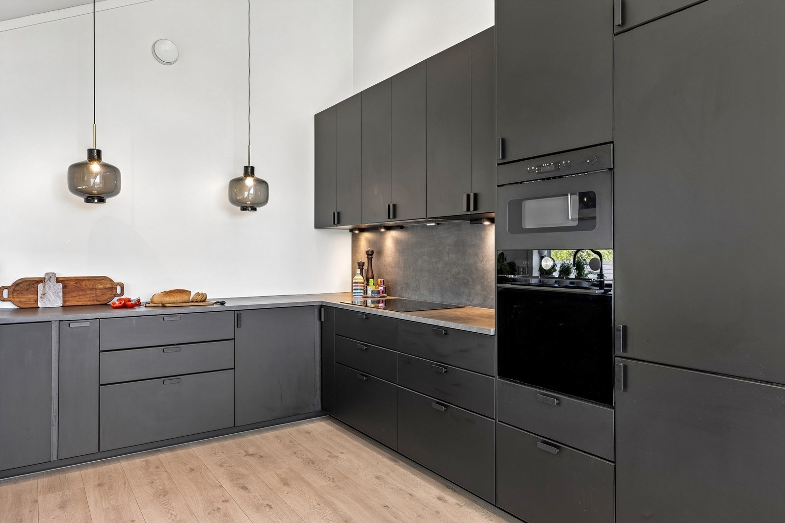 Kjøkkeninnredningen er fra Ikea og har glatte fronter og godt med skapplass. Det er klargjort for integrerte hvitevarer. Galleribilde