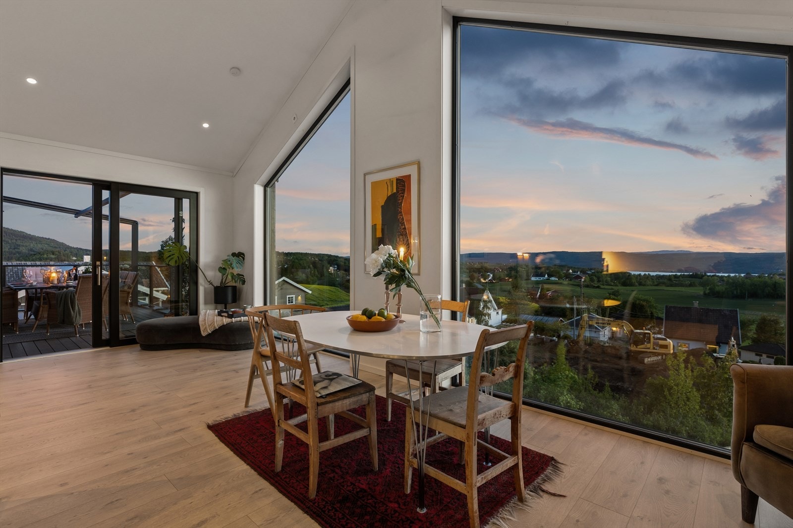 De store vindusflatene gir en nesten panoramisk utsikt over landskapet. Galleribilde
