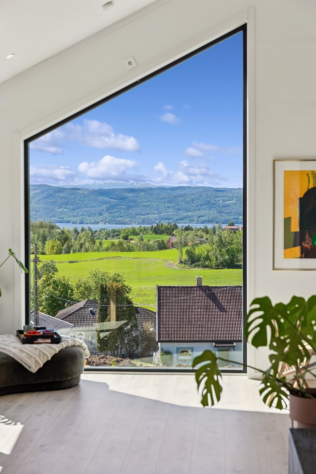 Vinduer med tre-lags glass bidrar til boligens gode energieffektivitet, merket med energiklasse B. Galleribilde