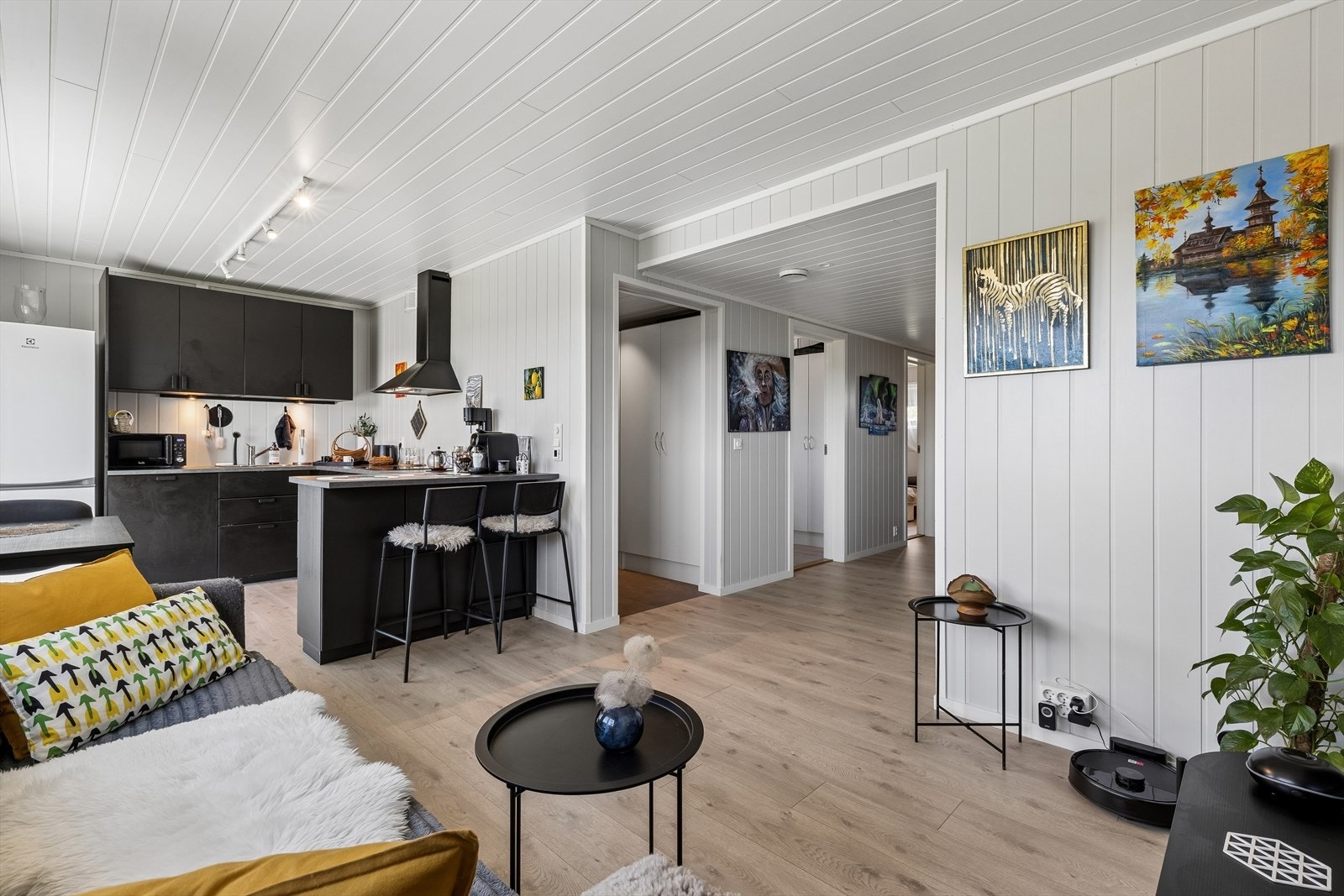 Utleiedelen har en åpen løsning mellom stue og kjøkken, med gulvvarme. Galleribilde