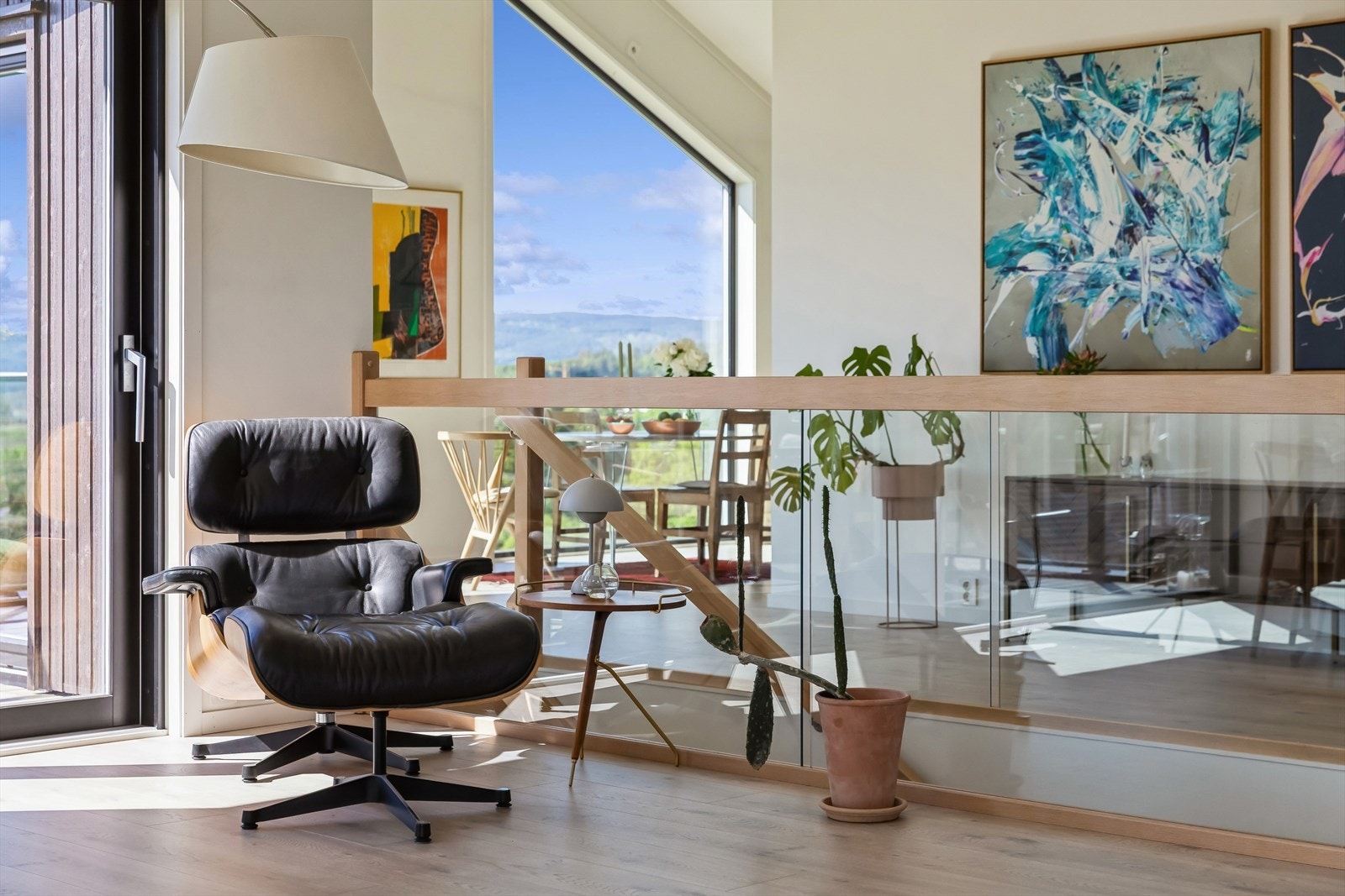 Gjennomtenkte detaljer som rekkverk i tre og glass understreker boligens moderne uttrykk. Galleribilde