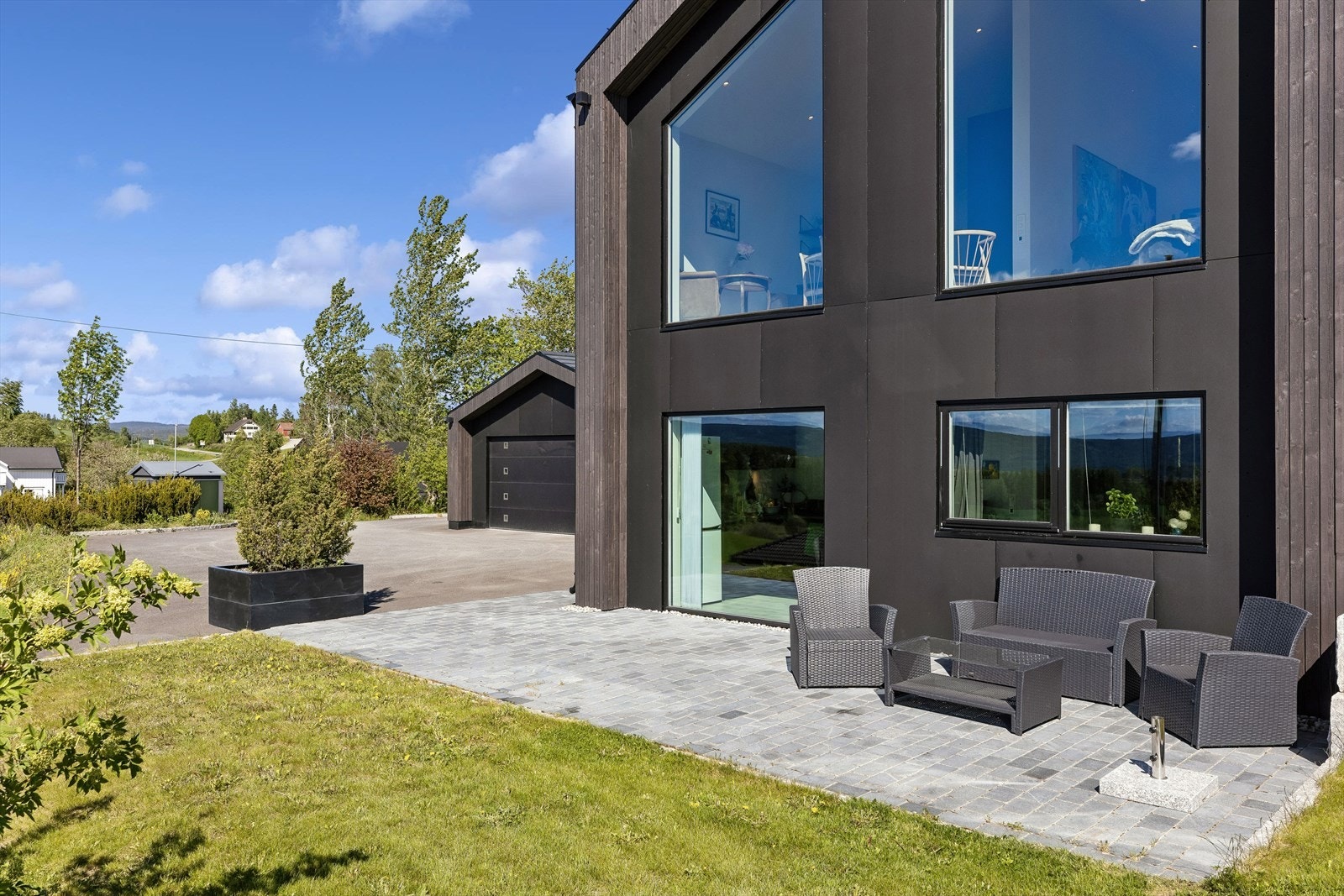 Leiligheten har egen uteplass med belegningsstein og direkte tilgang fra hagen. Galleribilde
