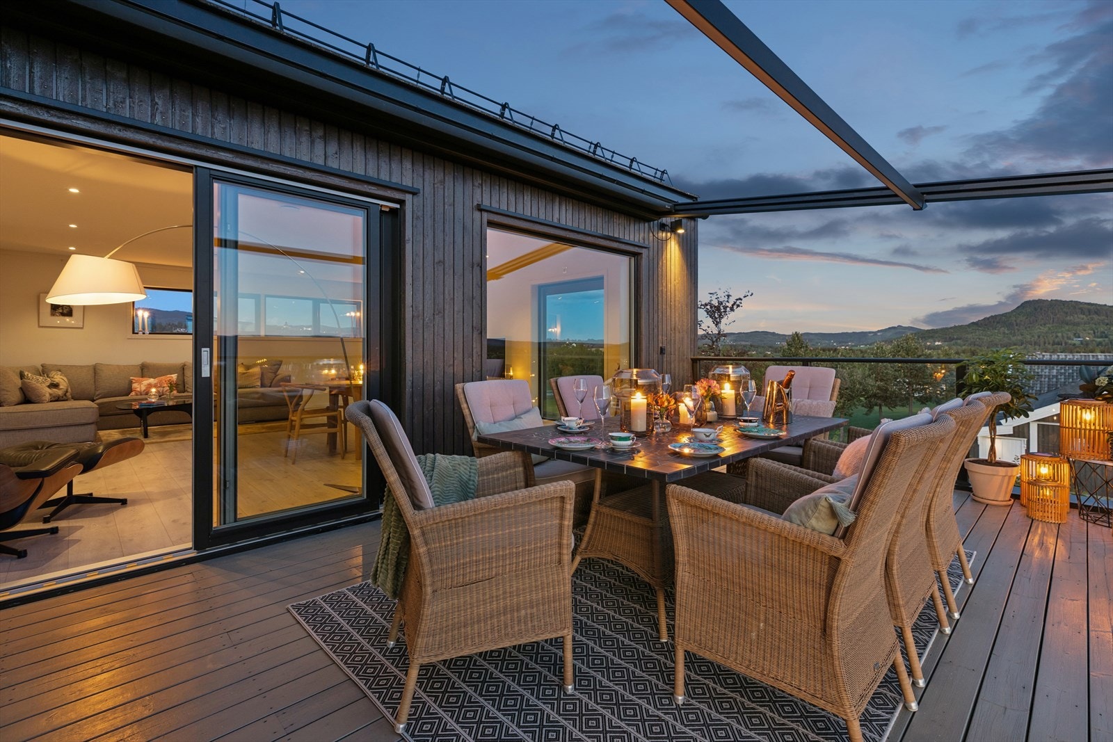 Fra terrassen er det enkel adkomst til stuen via skyvedør. Galleribilde