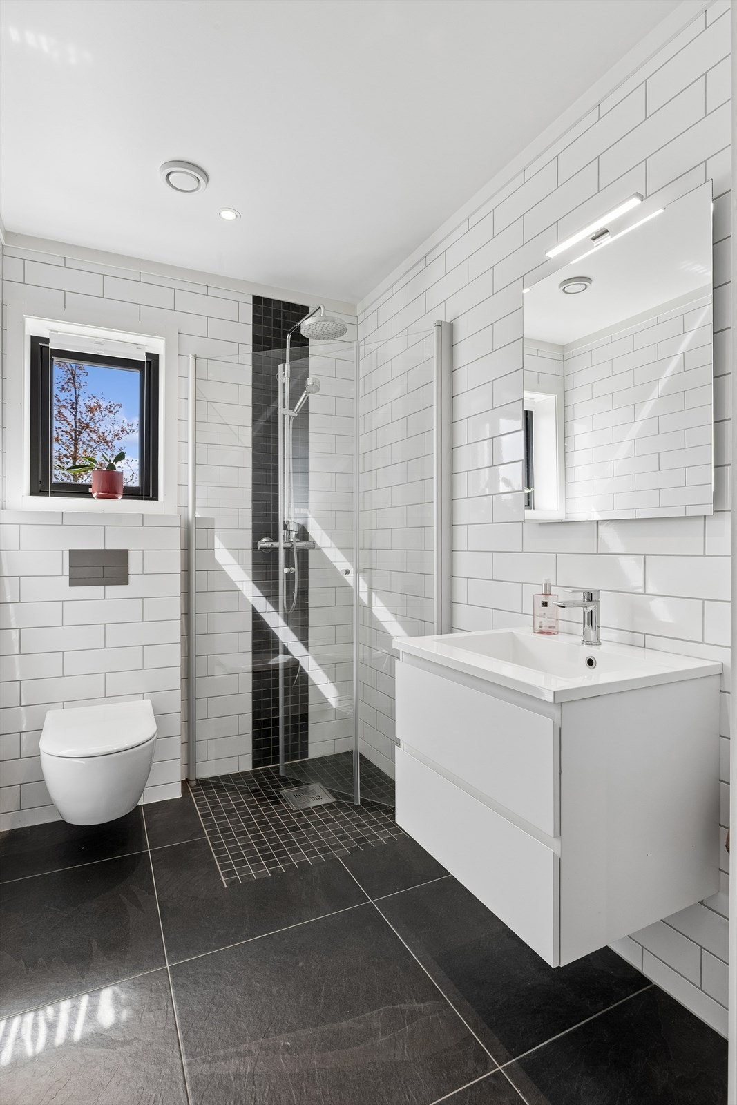Badet i underetasjen er også flislagt og har elektrisk gulvvarme. Galleribilde