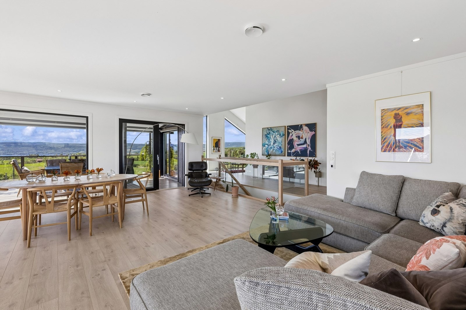 Stuen har god plass til både sofagruppe og spisebord, med direkte utgang til den sørvestvendte terrassen. Galleribilde