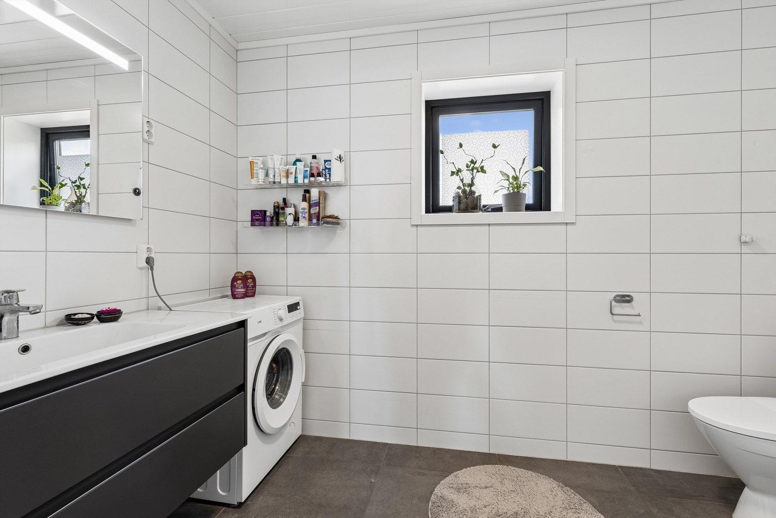 Badet i utleiedelen er flislagt, har gulvvarme og opplegg for vaskemaskin. Galleribilde